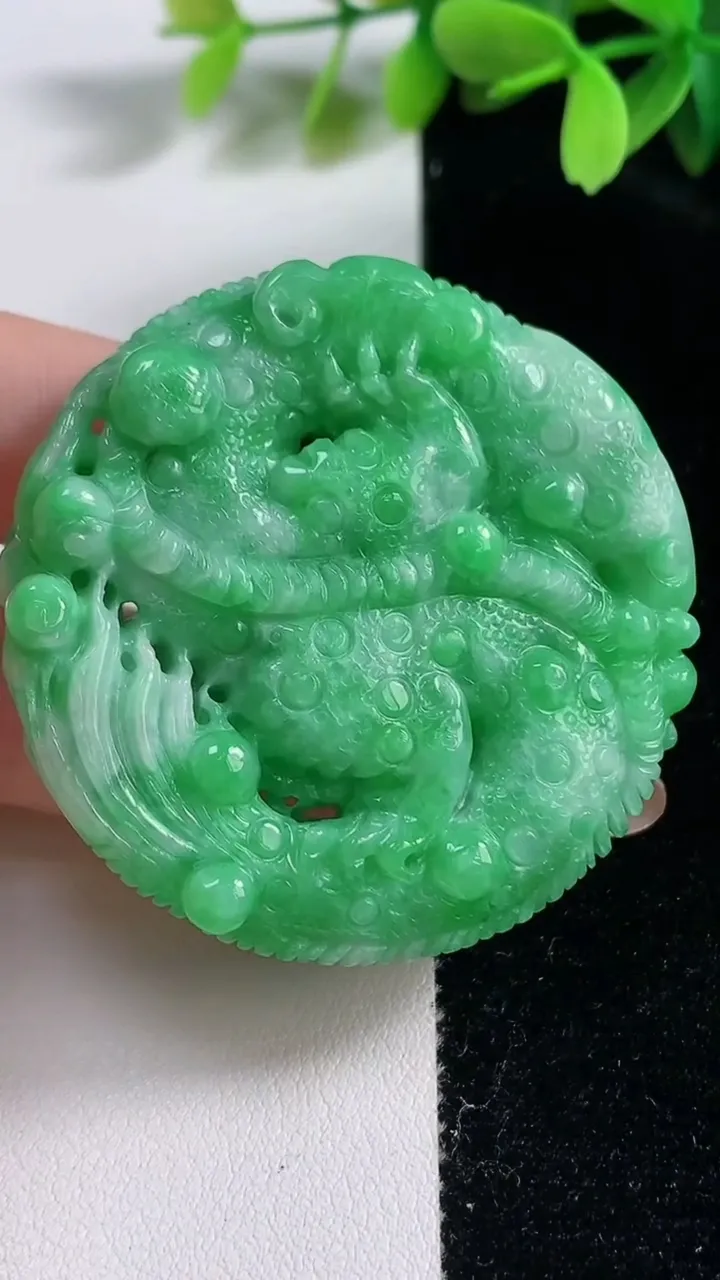 天然A货翡翠龙牌吊坠，尺寸49-13，重:51.90g
10月30日