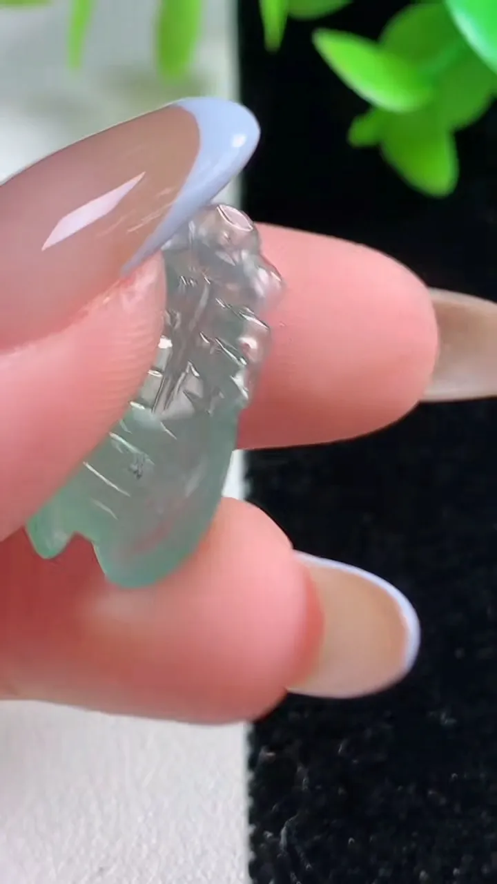 天然A货翡翠一鸣惊人吊坠，尺寸22-11.7-6.5，重量:3.34g
10月30日