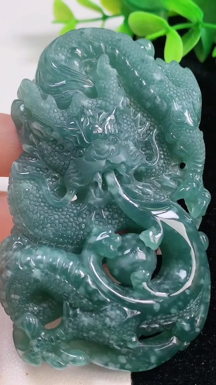 天然A货翡翠龙牌吊坠，尺寸82.5-48-13.5，重:82.56g
10月30日