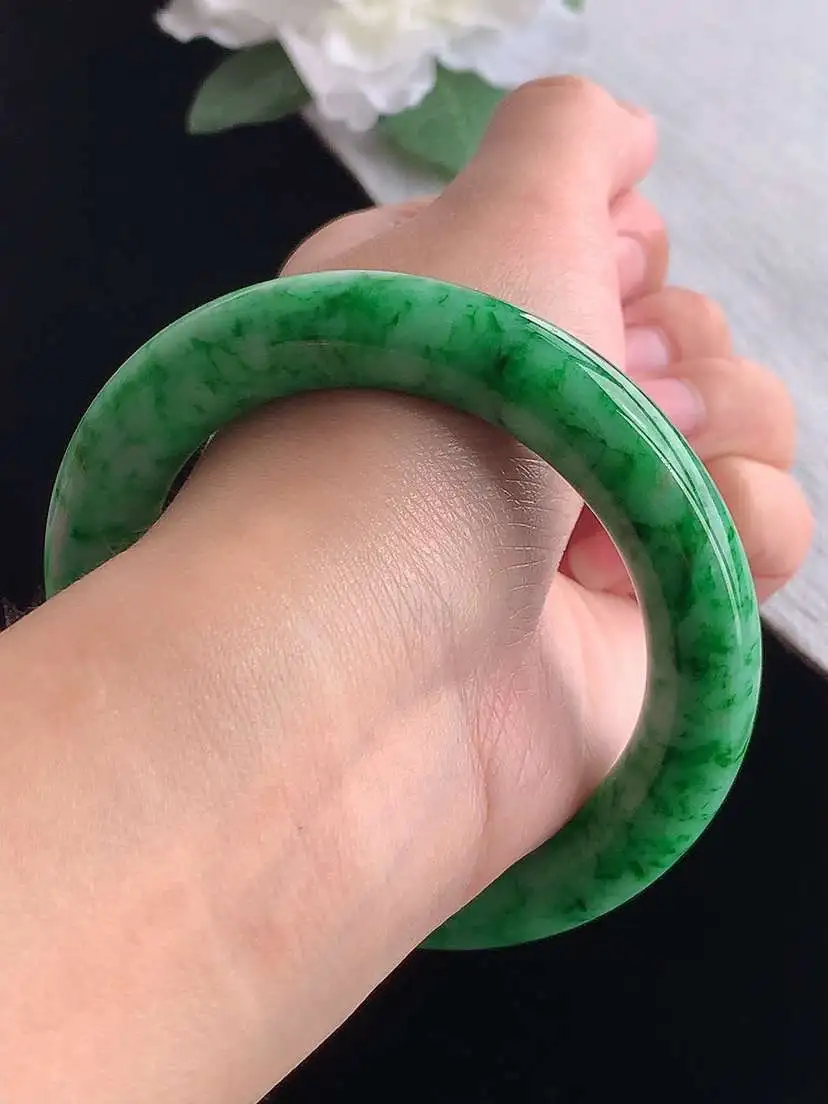 a货翡翠老坑冰种满绿胖圆条手镯55-56圈口  尺寸55.8×11.6mm 重量74.00g 1029