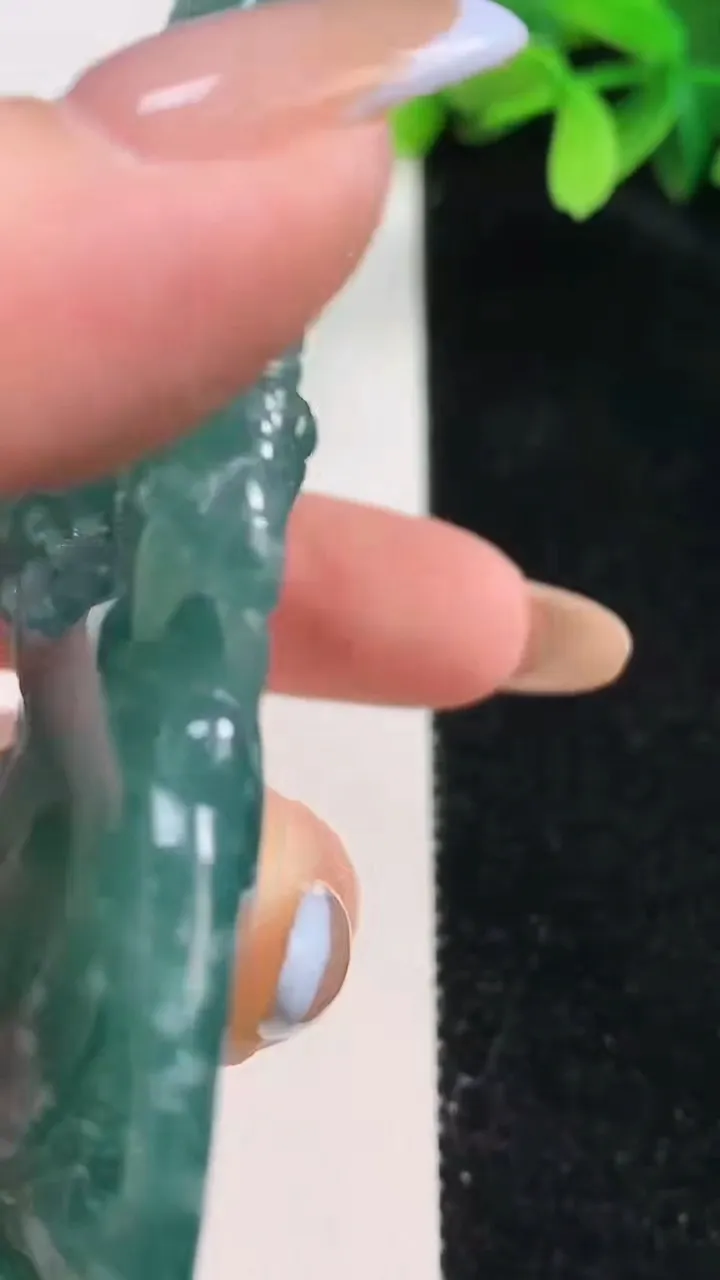 天然A货翡翠龙牌吊坠，尺寸82.5-48-13.5，重:82.56g
10月30日