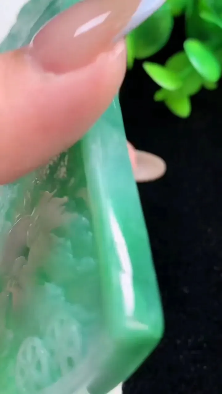 天然A货翡翠山水牌吊坠，尺寸78.4-56-6.5，重量:53.82g
10月30日