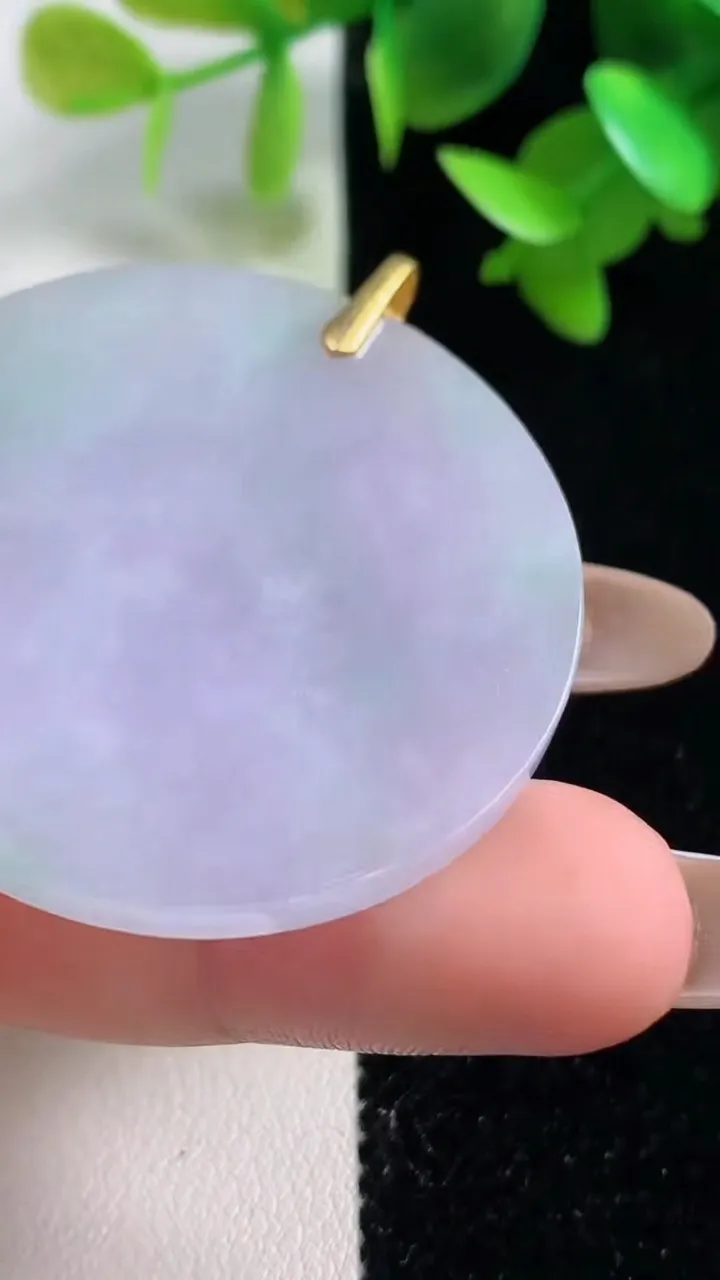 天然A货翡翠种春带彩 紫罗兰无事牌吊坠，尺寸40.4-3，重量:15.03g
10月30日