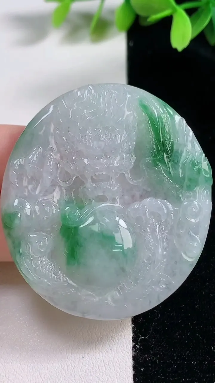 天然A货翡翠龙牌吊坠，尺寸51-46-6.7，重:30.25g
10月30日