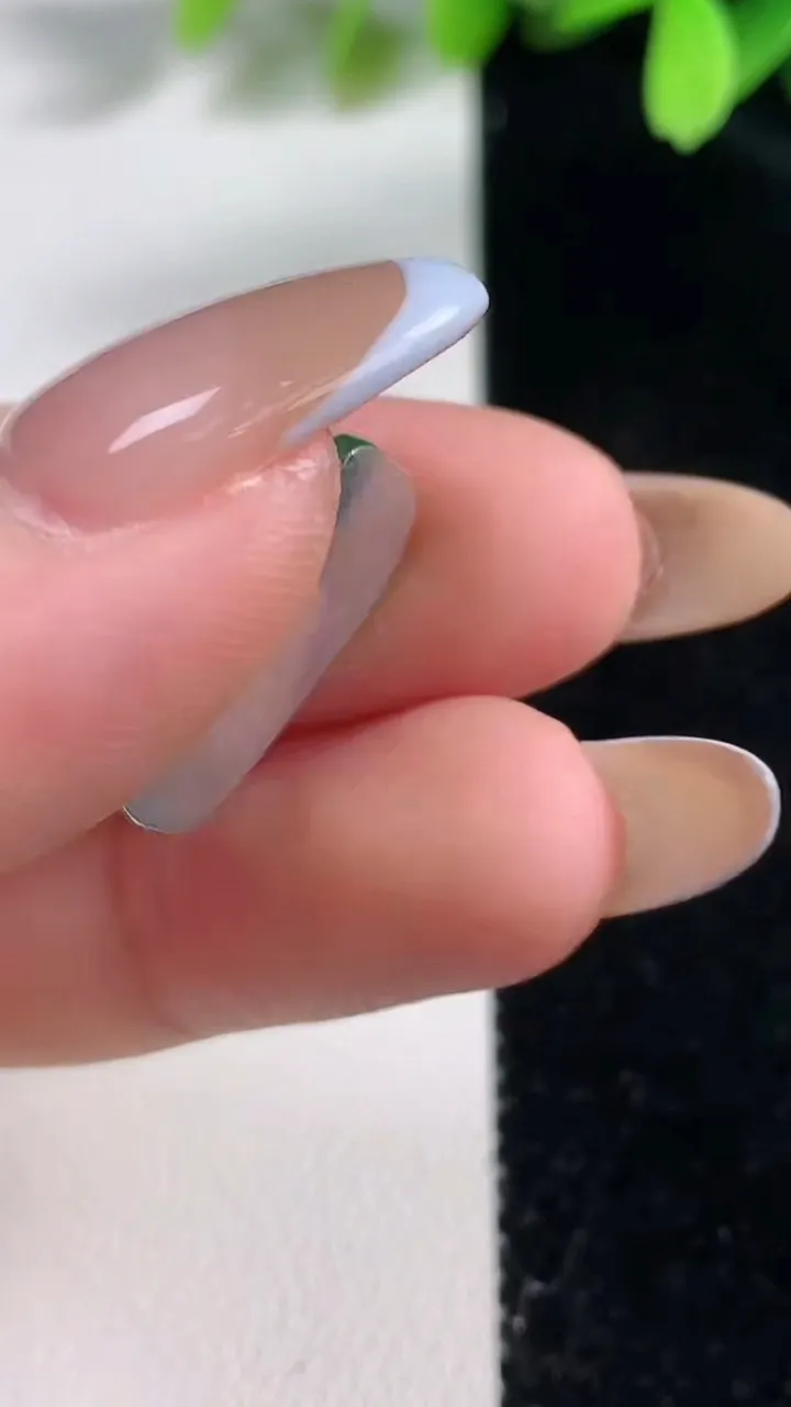 天然A货翡翠马鞍戒面，尺寸18.8-10.6-3.7，重:1.86g2025年10月30日
工厂直销收藏佳品,种好水足，色泽均匀，有种有色，上手高大气！