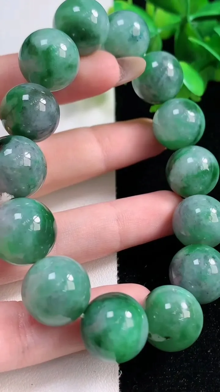 天然A货翡翠圆珠手串，尺寸15.3-14颗，重量:84.36g10月30日
工厂直销收藏佳品,种好水足，色泽均匀，有种有色，上手高大气！