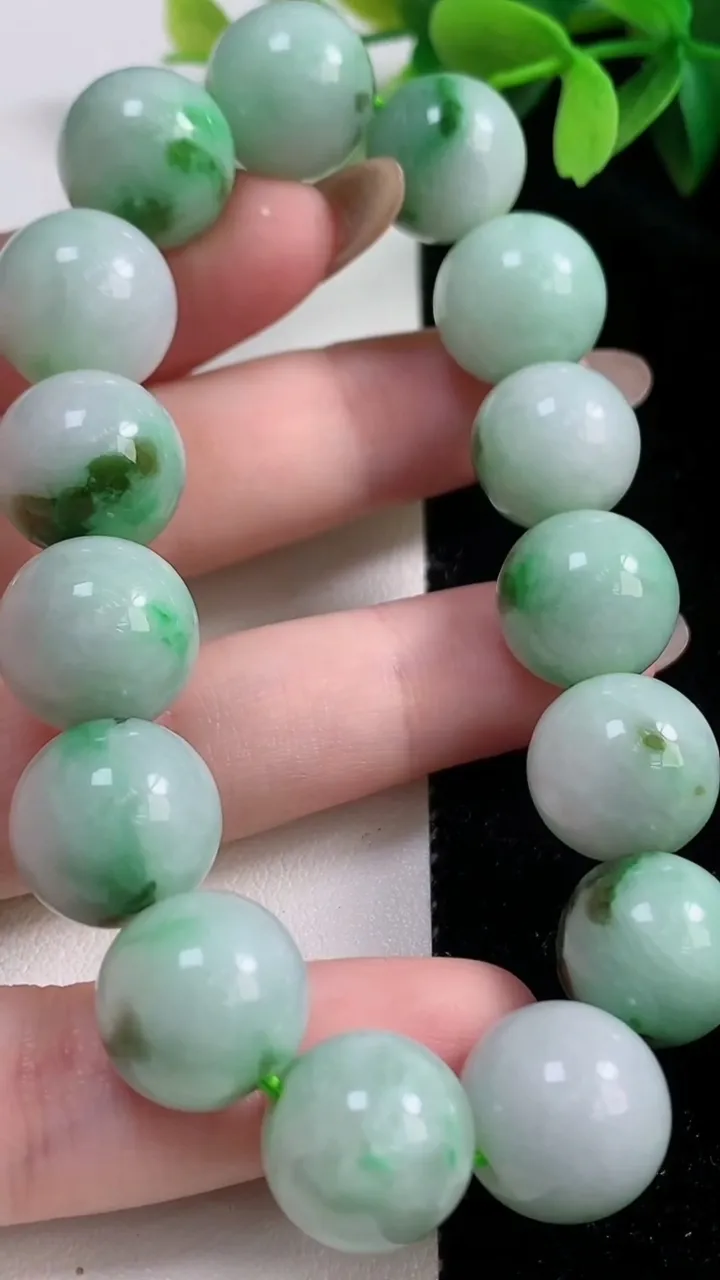 天然A货翡翠圆珠手串，尺寸13.8-15颗，重:66.20g10月30日
工厂直销收藏佳品,种好水足，色泽均匀，有种有色，上手高大气！