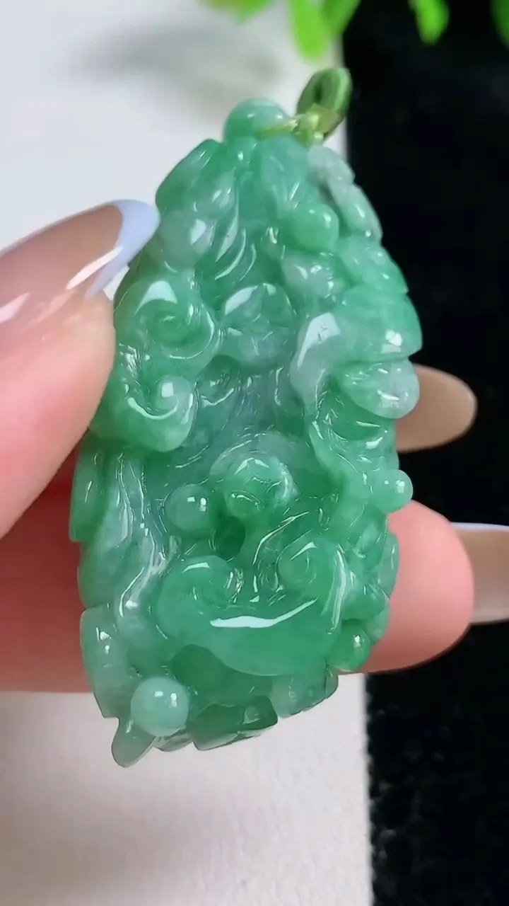 天然A货翡翠白菜吊坠，尺寸51-23.8-12.2，重量:25.08g
10月30日