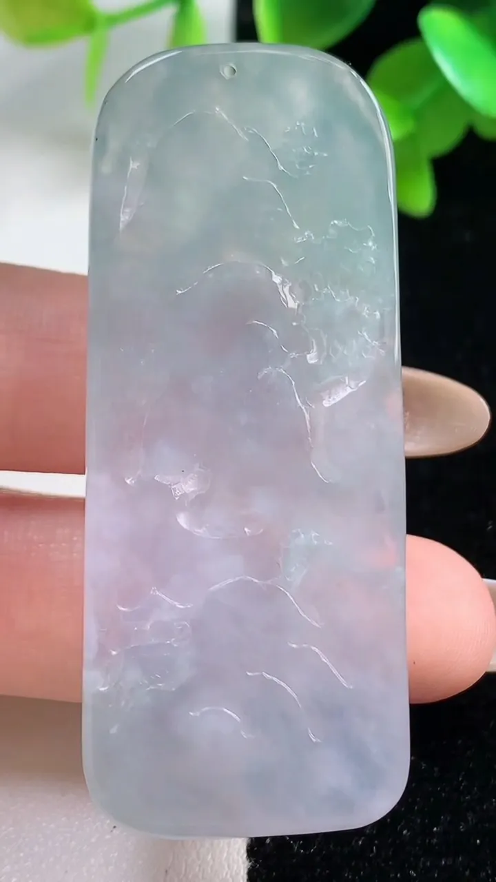 天然A货翡翠冰种春带彩 紫罗兰山水牌吊坠，尺寸58.2-23.7-6.3，重量:22.05g
10月30日