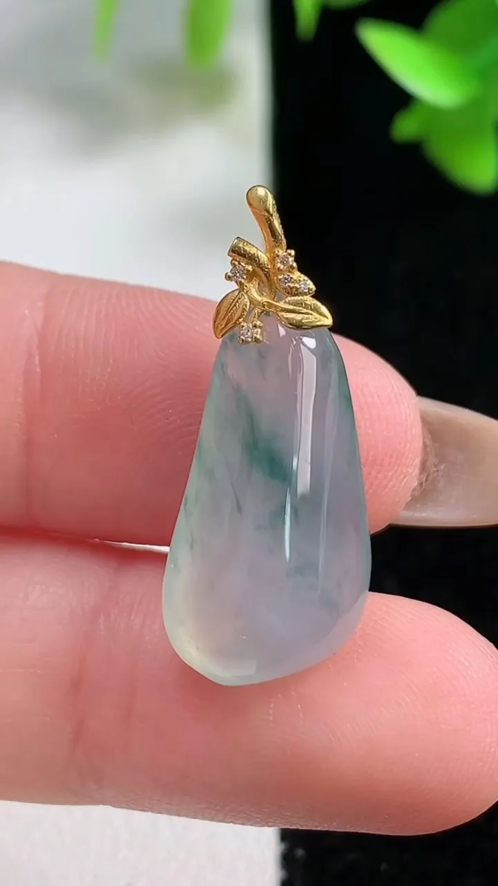 天然A货翡翠种飘花福瓜吊坠，尺寸21.2-11-6.7，重量:2.74g
10月30日