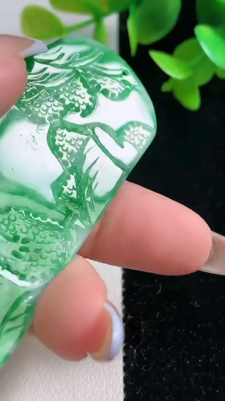 天然A货翡翠山水牌吊坠，尺寸67-27.2-5，重量:25.34g
10月30日