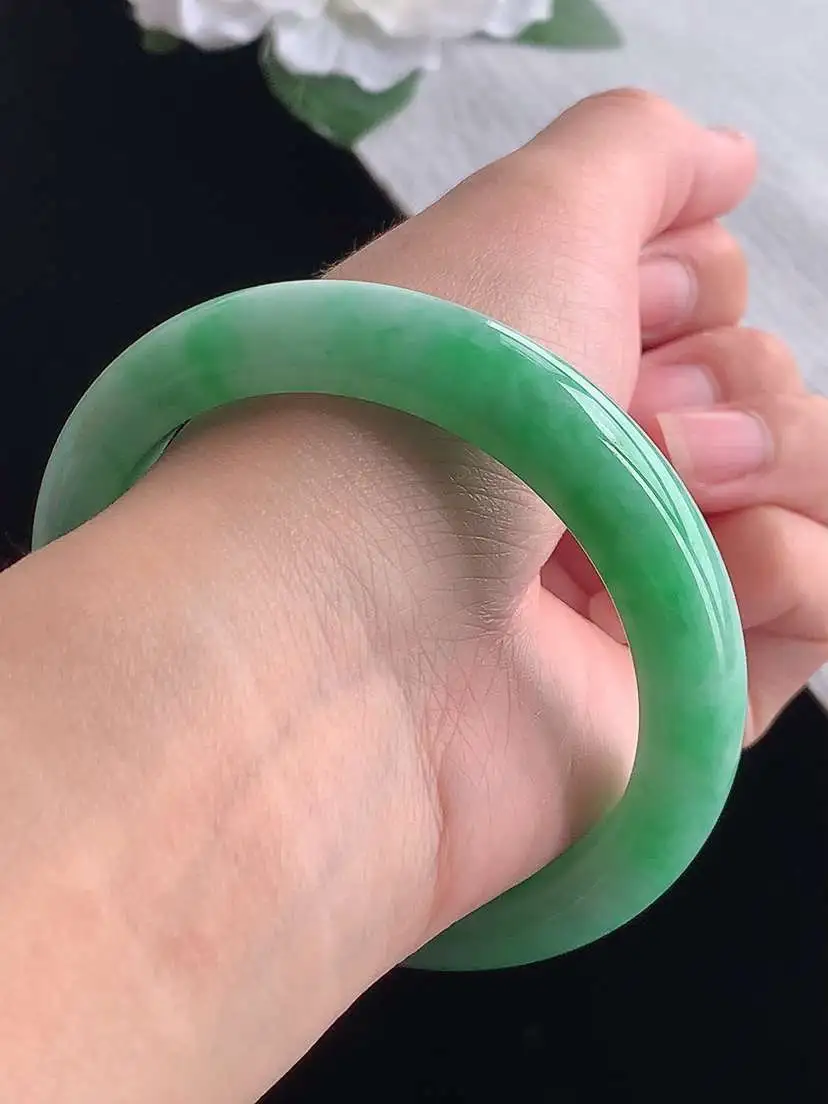 a货翡翠老坑冰种飘绿正装正圈手镯57-58圈口 尺寸57.6×12.4×9mm 重量64.38g 1028