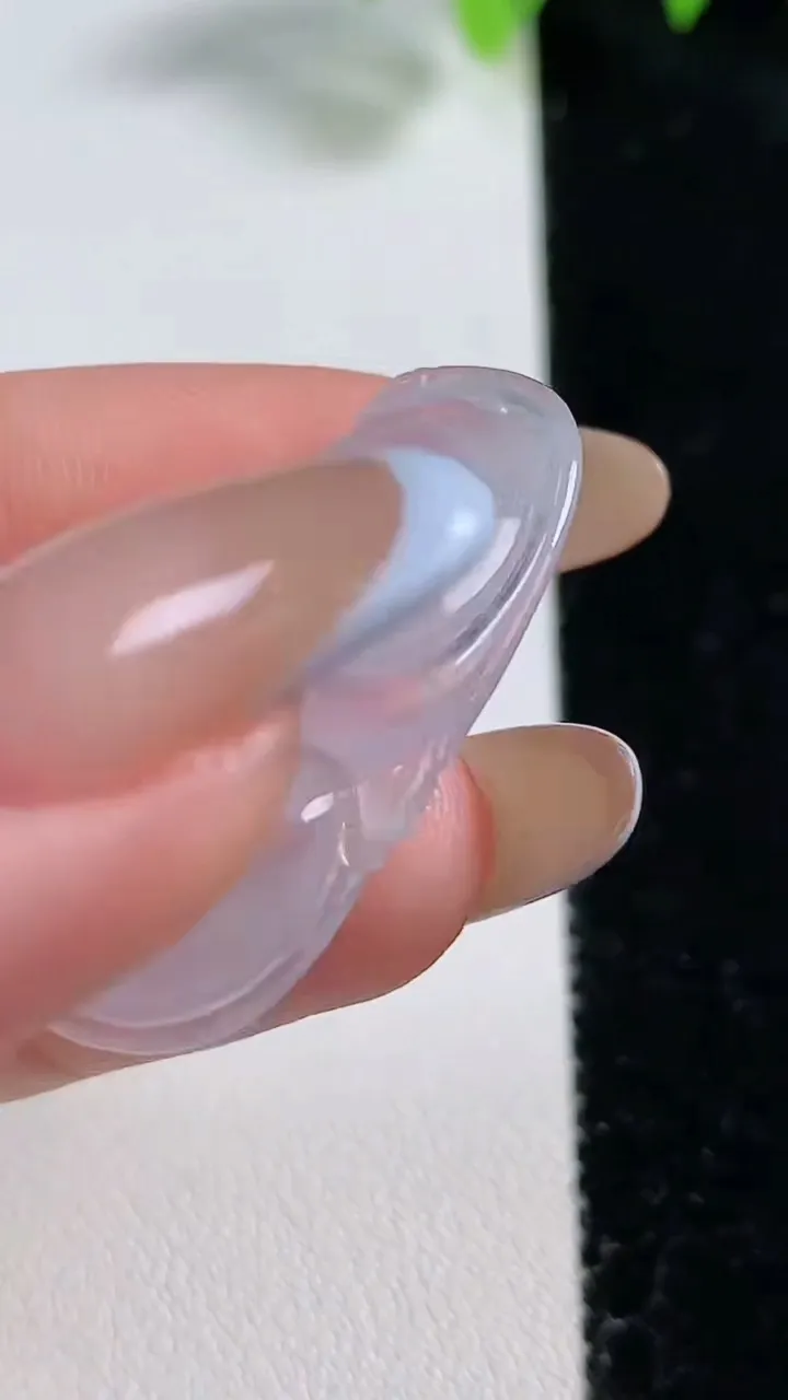 天然A货翡翠冰种紫罗兰如意吊坠，尺寸33.5-19-3，重量:3.79g
10月30日