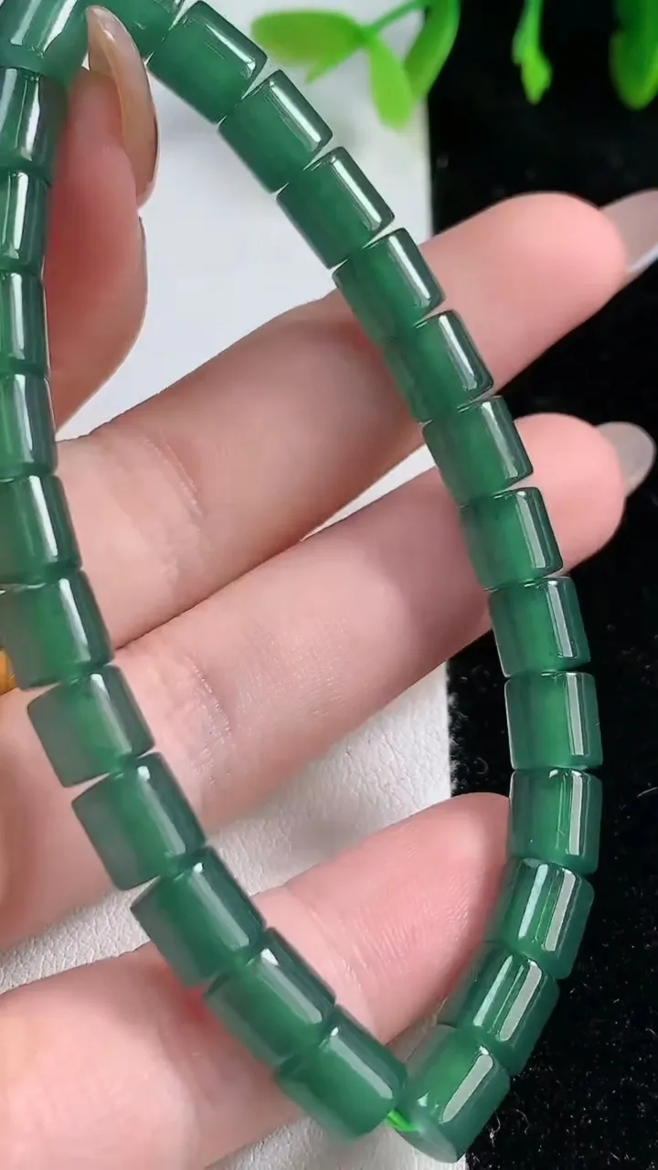 天然A货翡翠种蓝水路路通手串，尺寸6.7-6.9-26颗，重量:20.11g10月30日
工厂直销收
