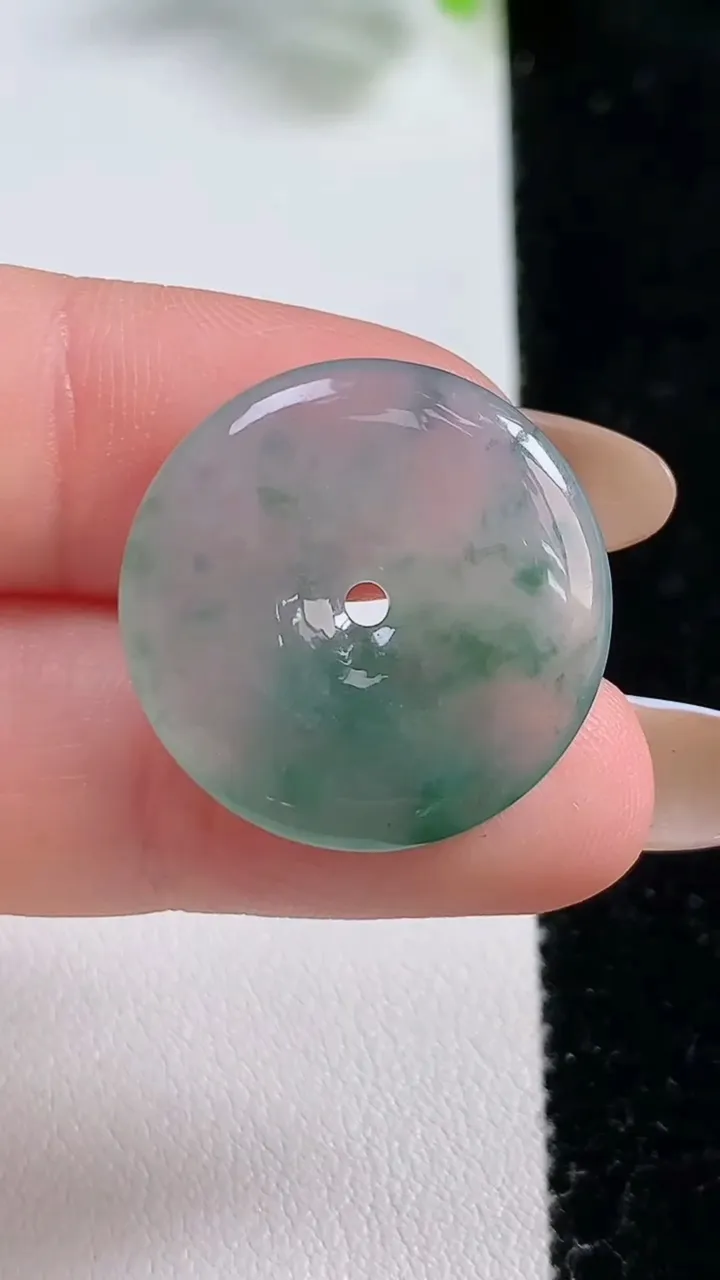 天然A货翡翠冰种飘花平安扣吊坠，尺寸22.6-3.7，重量:4.28g
10月30日