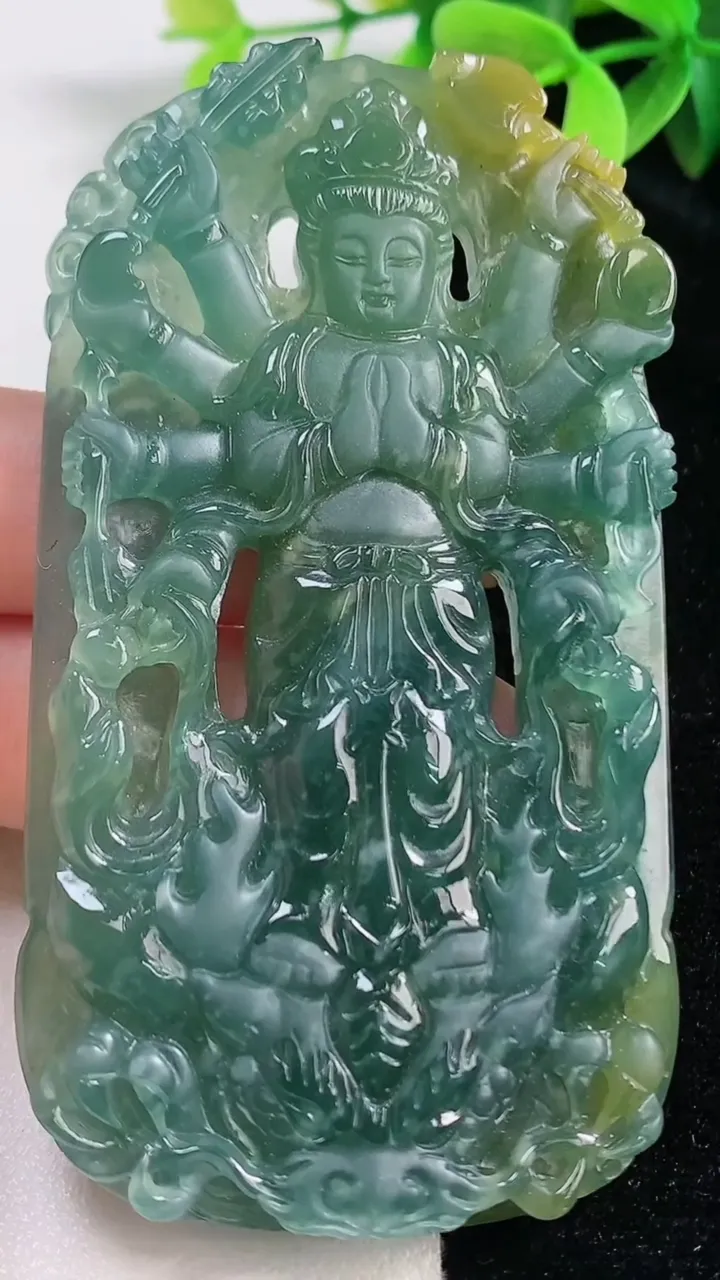 天然A货翡翠双彩蓝水御龙千手观音菩萨吊坠，尺寸82-44-7，重:52.13g
10月30日