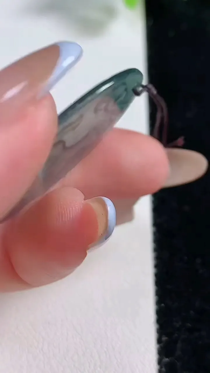 天然A货翡翠生肖狗吊坠，尺寸37-22.9-2.6，重量:4.07g
10月30日