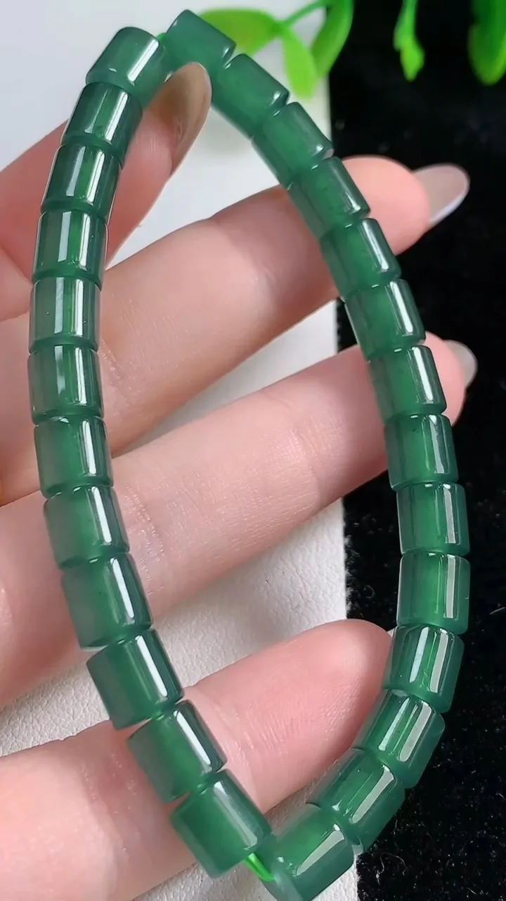天然A货翡翠种蓝水路路通手串，尺寸6.7-6.9-26颗，重量:20.11g10月30日
工厂直销收