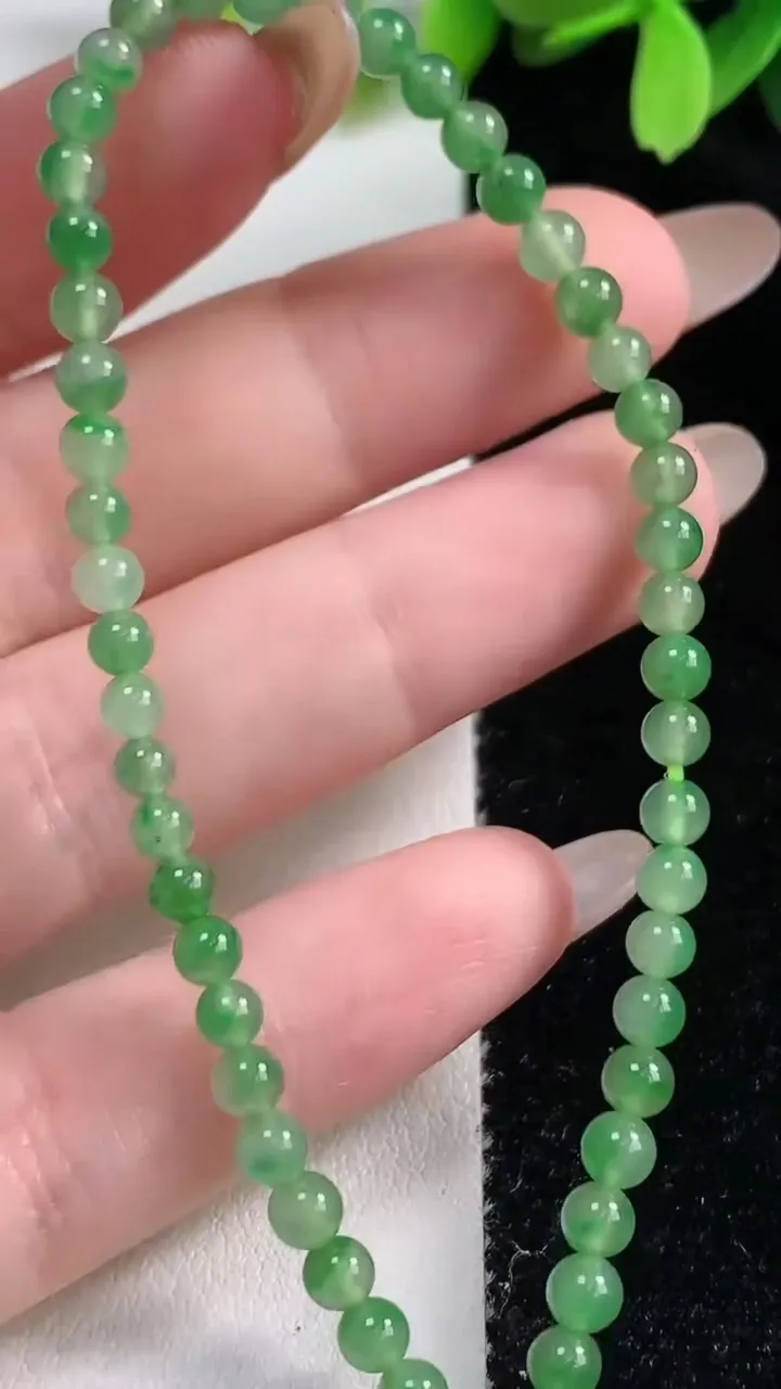天然A货翡翠小米珠手串，尺寸4，重:5.02g10月30日
工厂直销收藏佳品,种好水足，色泽均匀，有种有色，上手高大气！