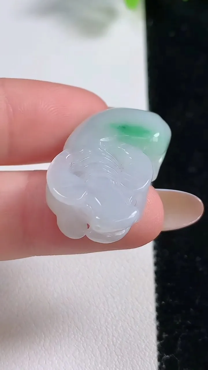 天然A货翡翠生肖牛吊坠，尺寸30-16.7-7.2，重量:8.03g
10月30日