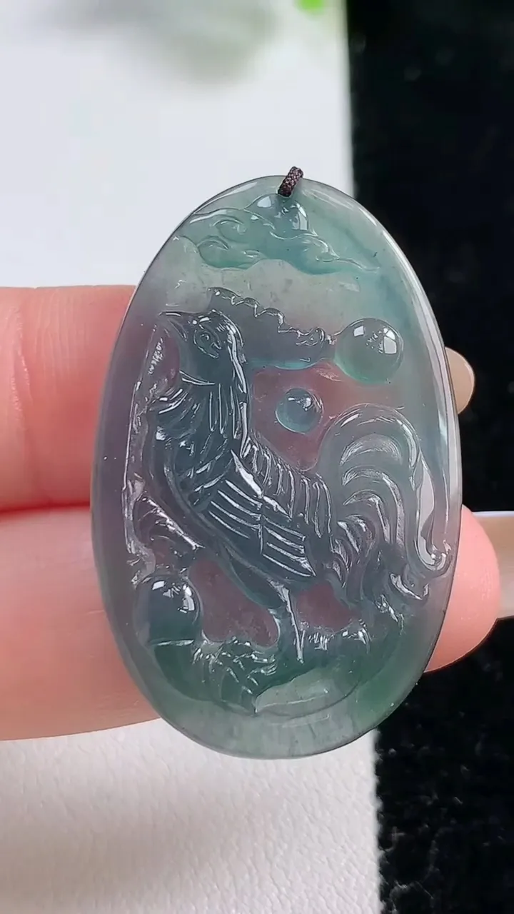 天然A货翡翠生肖鸡吊坠，尺寸38.3-24.4-2.9，重量:5.73g
10月30日