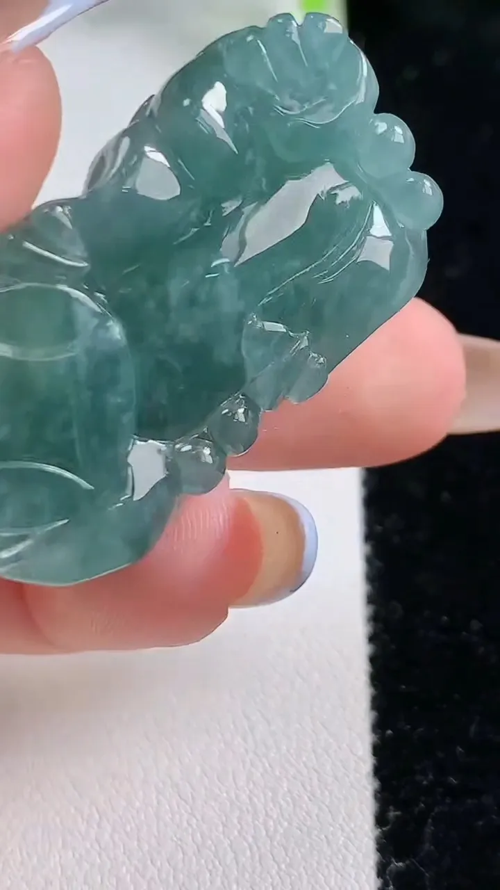 天然A货翡翠霸王貔貅吊坠，尺寸37.4-20.8-12.3，重量:22.40g
10月30日