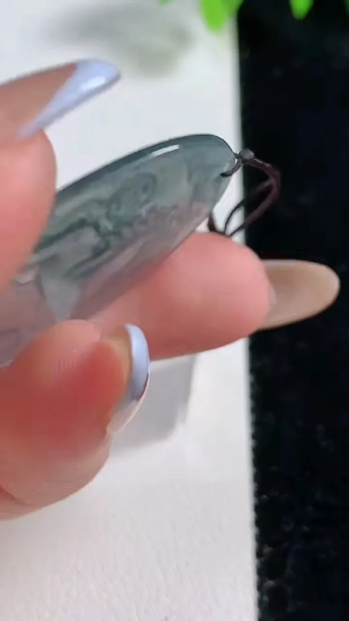 天然A货翡翠冰种蓝水生肖马吊坠，尺寸36-23-3，重量:4.94g
10月30日