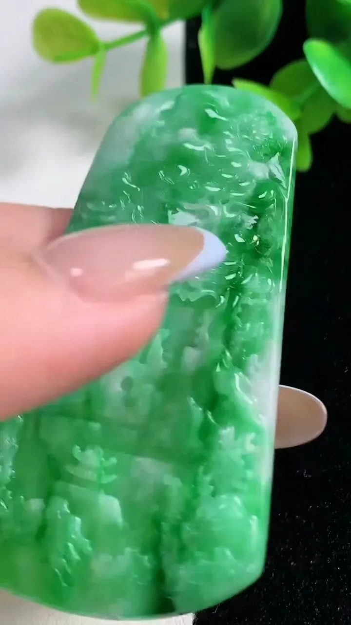 天然A货翡翠山水牌吊坠，尺寸67-27.2-5，重量:25.34g
10月30日