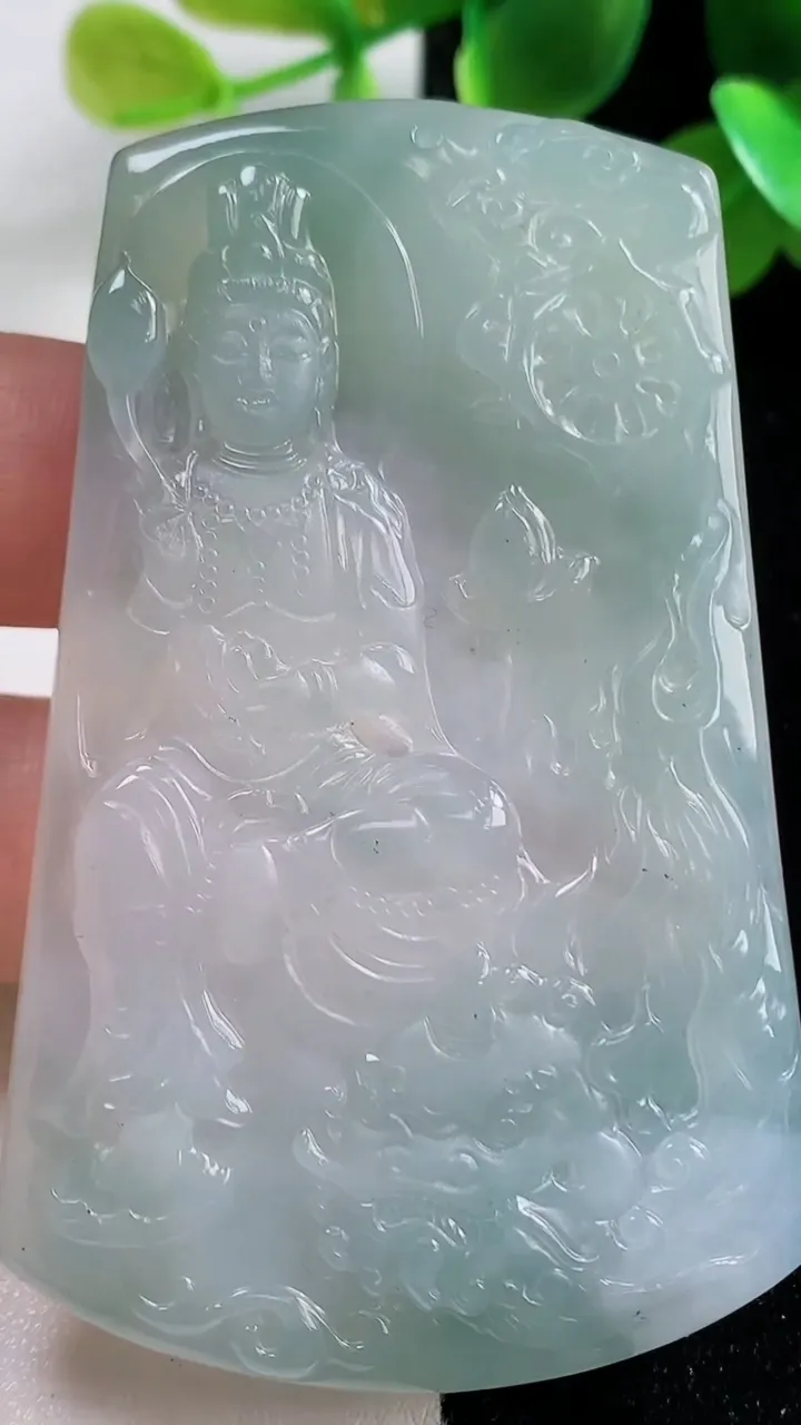 天然A货翡翠文殊菩萨吊坠，尺寸67.3-41.4-4.7，重量:31.13g
10月30日