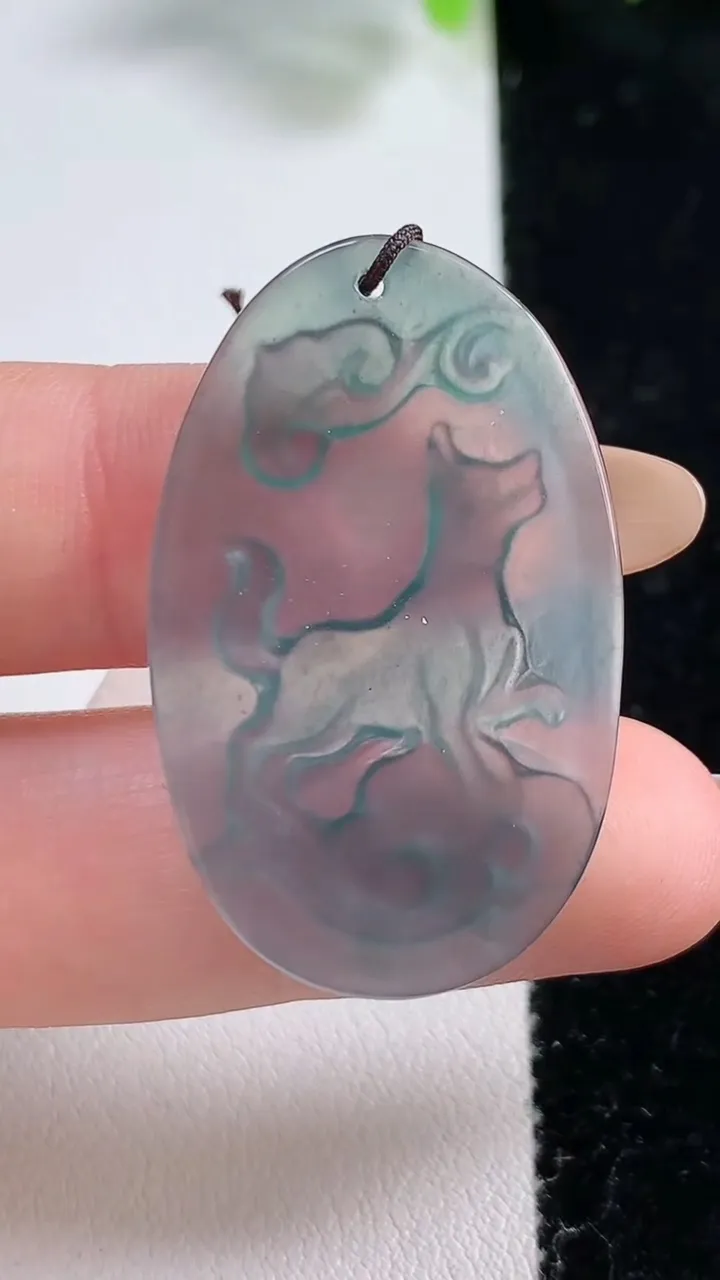 天然A货翡翠生肖狗吊坠，尺寸37-22.9-2.6，重量:4.07g
10月30日