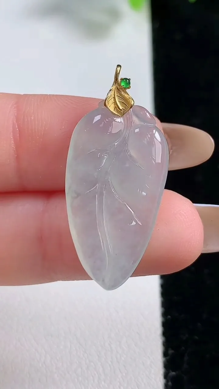 天然A货翡翠金枝玉叶 叶子吊坠，尺寸27.6-15-3，重量:2.57g
10月30日