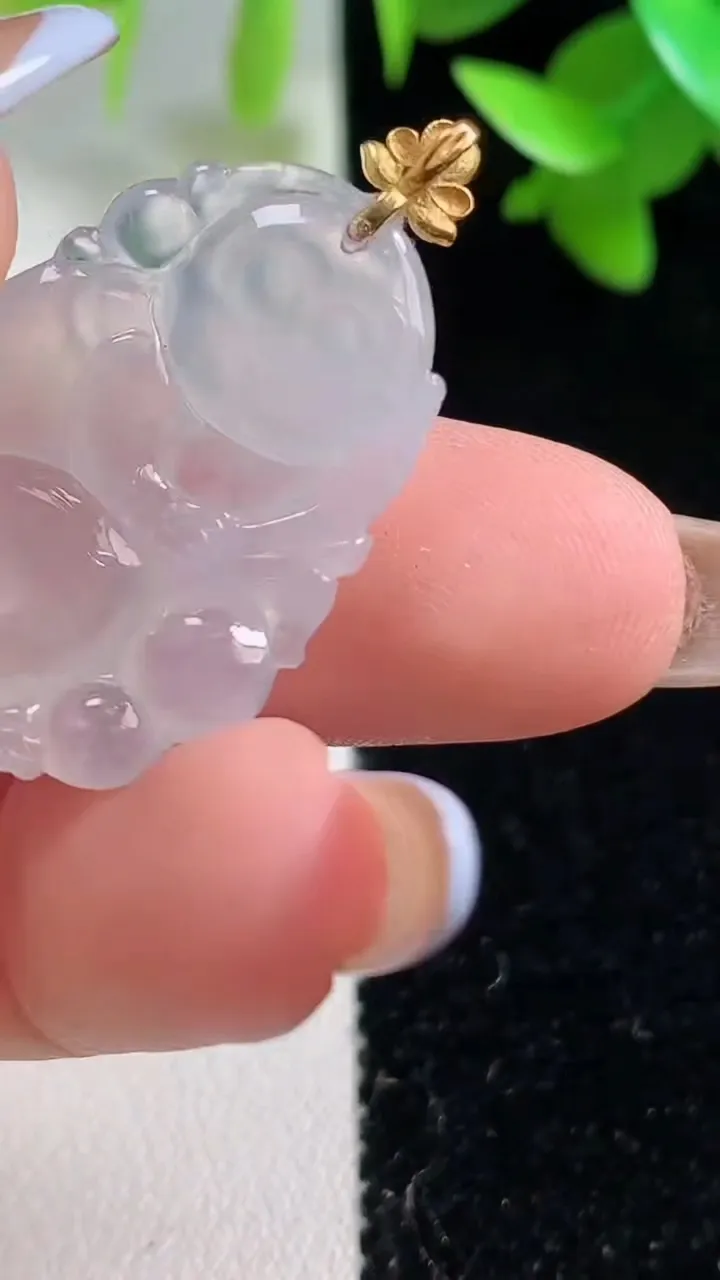 天然A货翡翠种白冰生肖猴吊坠，尺寸28-19.7-5，重量:4.98g
10月30日