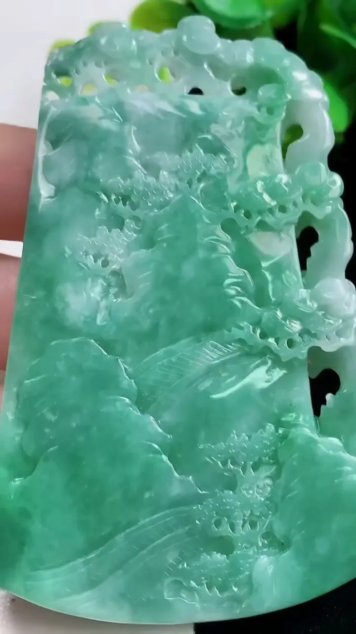 天然A货翡翠山水牌吊坠，尺寸78.4-56-6.5，重量:53.82g
10月30日