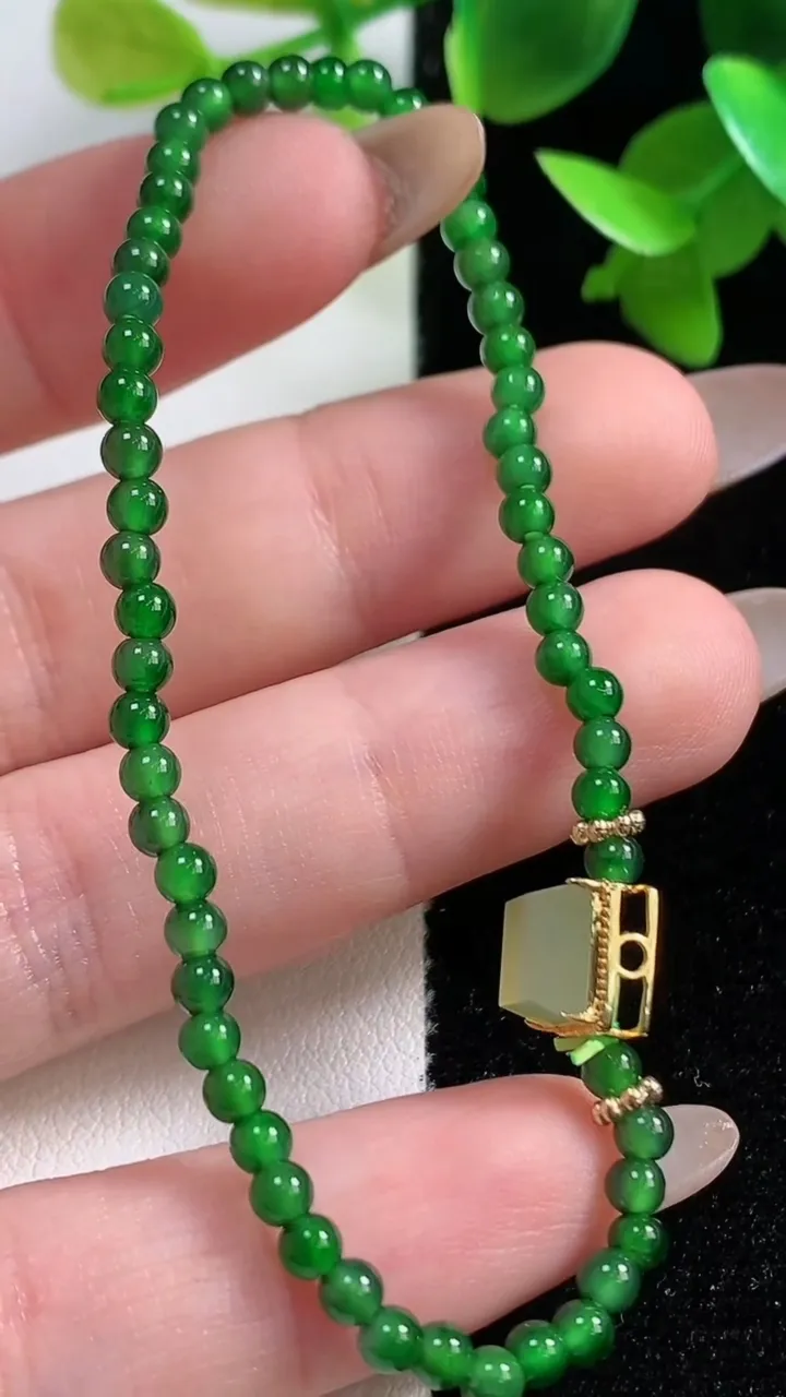 天然A货翡翠小米珠手串，尺寸3.2-58颗，重量:5.43g10月30日
工厂直销收藏佳品,种好水足