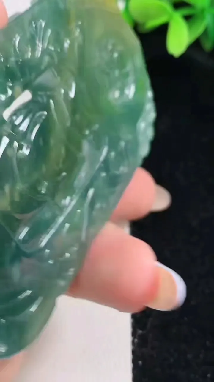 天然A货翡翠双彩蓝水御龙千手观音菩萨吊坠，尺寸82-44-7，重:52.13g
10月30日