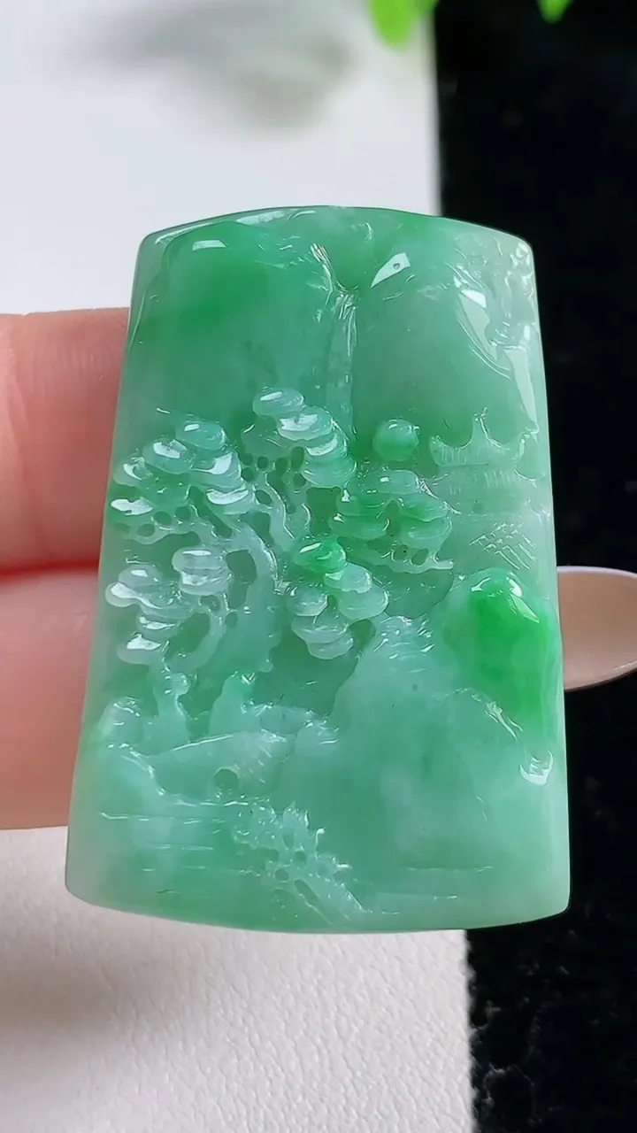 天然A货翡翠山水牌吊坠，尺寸40.4-27.8-6.3，重量:16.43g
10月30日