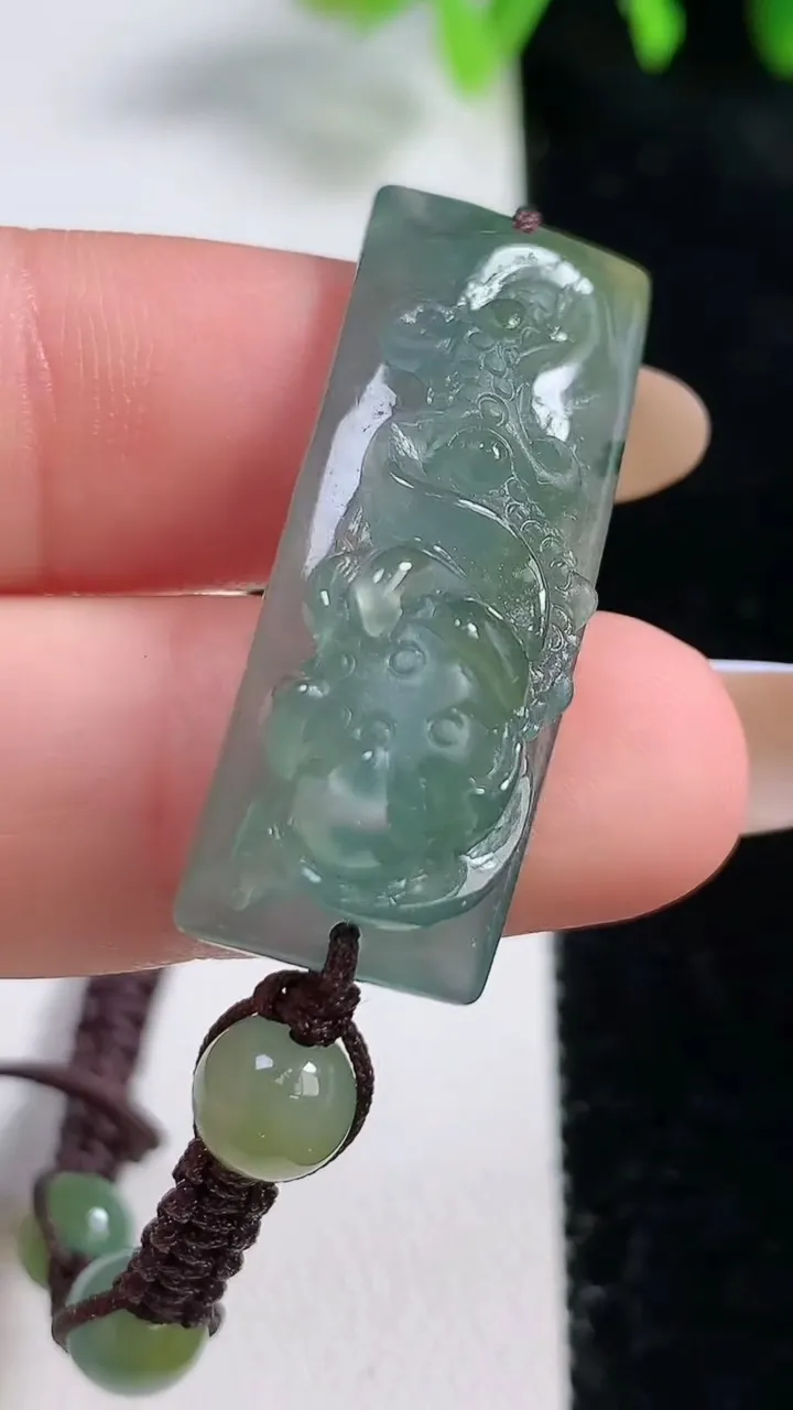 天然A货翡翠双彩和和美美 荷花手绳，尺寸35.5-12.6-7.9，重量:11.83g
10月30日