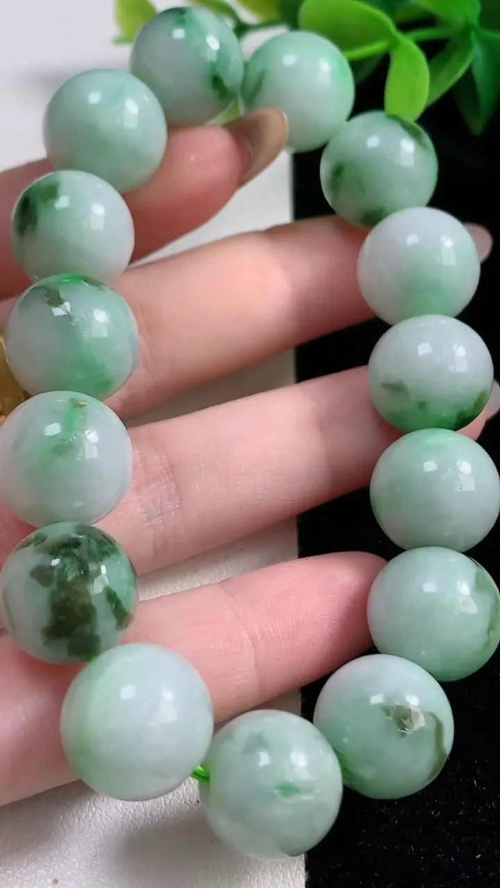天然A货翡翠圆珠手串，尺寸13.8-15颗，重:66.20g10月30日
工厂直销收藏佳品,种好水足，色泽均匀，有种有色，上手高大气！