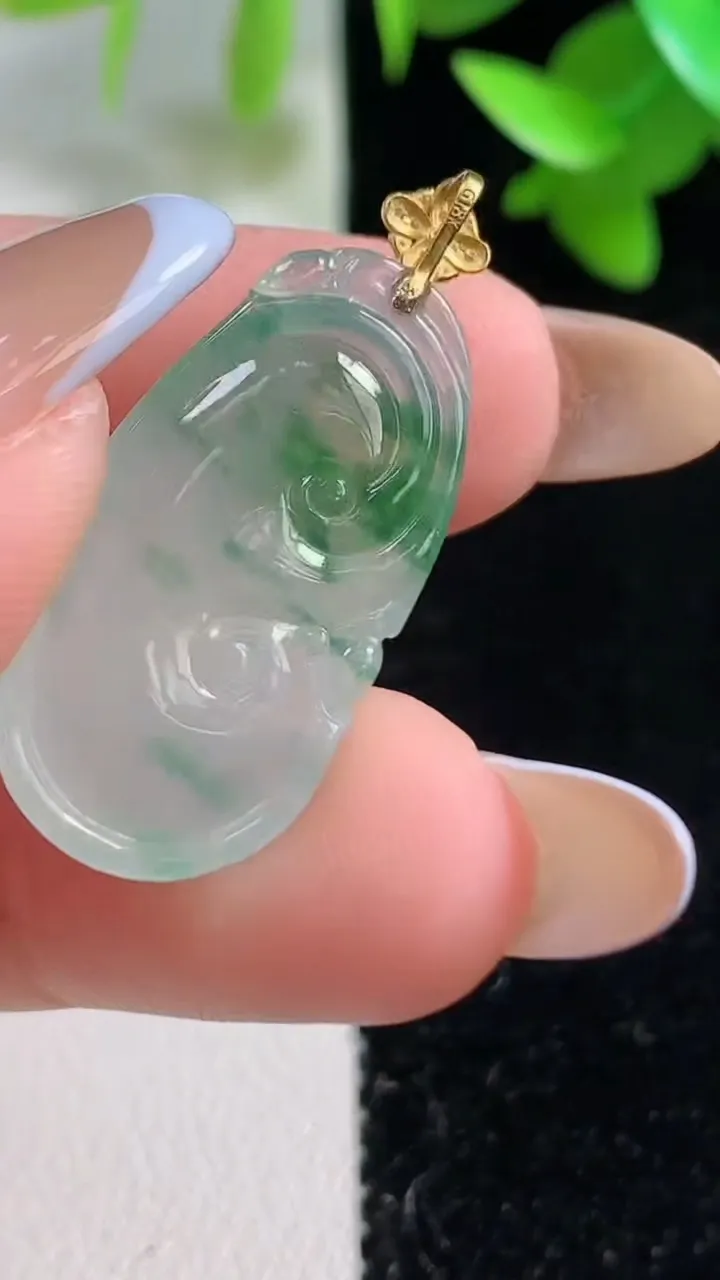 天然A货翡翠如意吊坠，尺寸24.8-14-4.6，重量:3.45g
10月30日