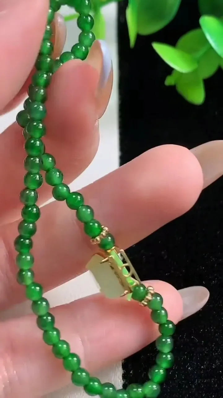 天然A货翡翠小米珠手串，尺寸3.2-58颗，重量:5.43g10月30日
工厂直销收藏佳品,种好水足，色泽均匀，有种有色，上手高大气！