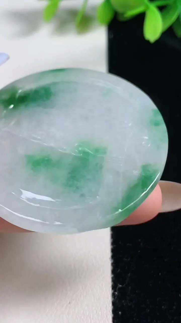 天然A货翡翠龙牌吊坠，尺寸51-46-6.7，重:30.25g
10月30日