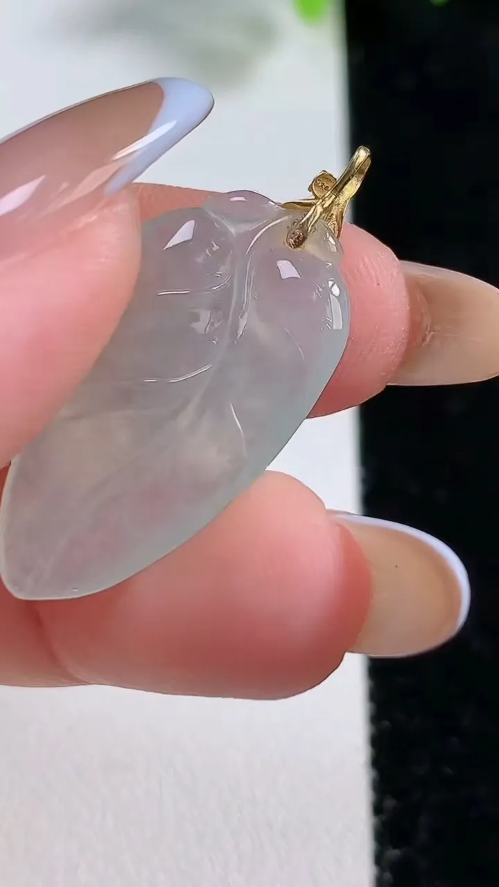 天然A货翡翠金枝玉叶 叶子吊坠，尺寸27.6-15-3，重量:2.57g
10月30日