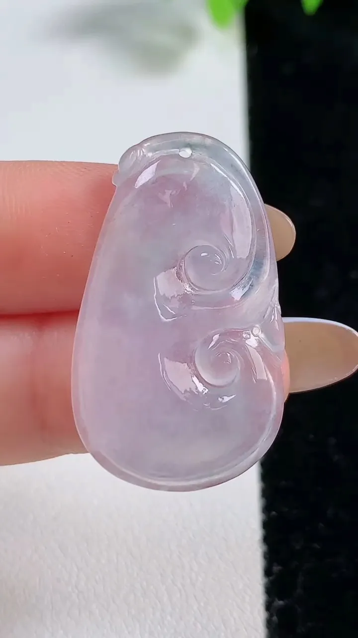 天然A货翡翠冰种紫罗兰如意吊坠，尺寸33.5-19-3，重量:3.79g
10月30日