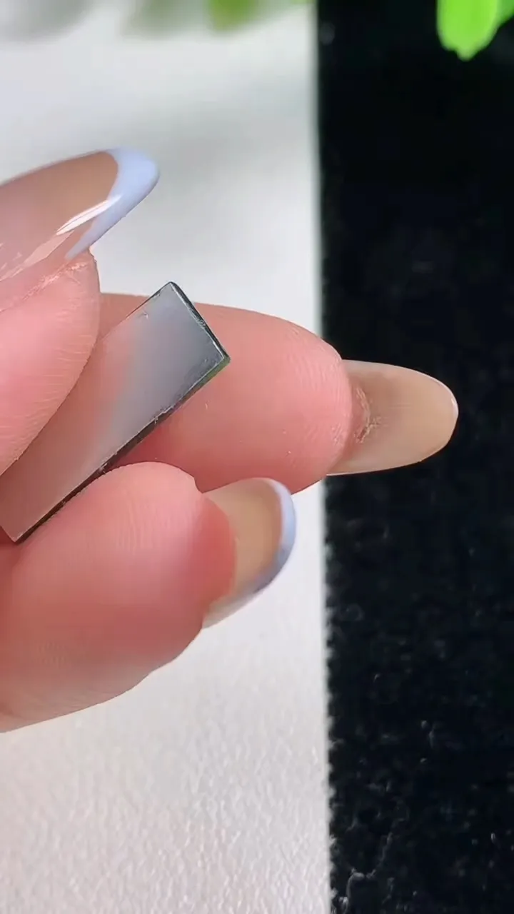 天然A货翡翠马鞍戒面，尺寸19-6.7-1.7，重:0.60g2025年10月30日
工厂直销收藏佳品,种好水足，色泽均匀，有种有色，上手高大气！