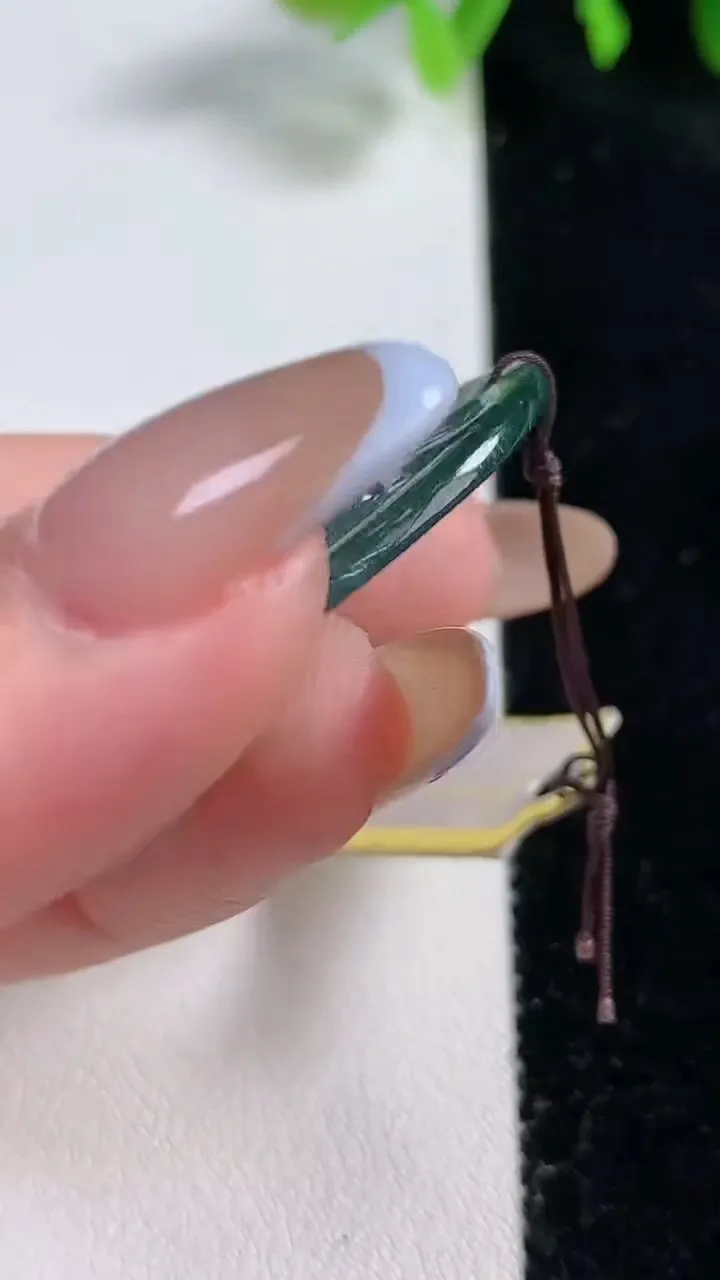 天然A货翡翠生肖猴吊坠，尺寸36.5-22.3-3.4，重量:5.18g
10月30日