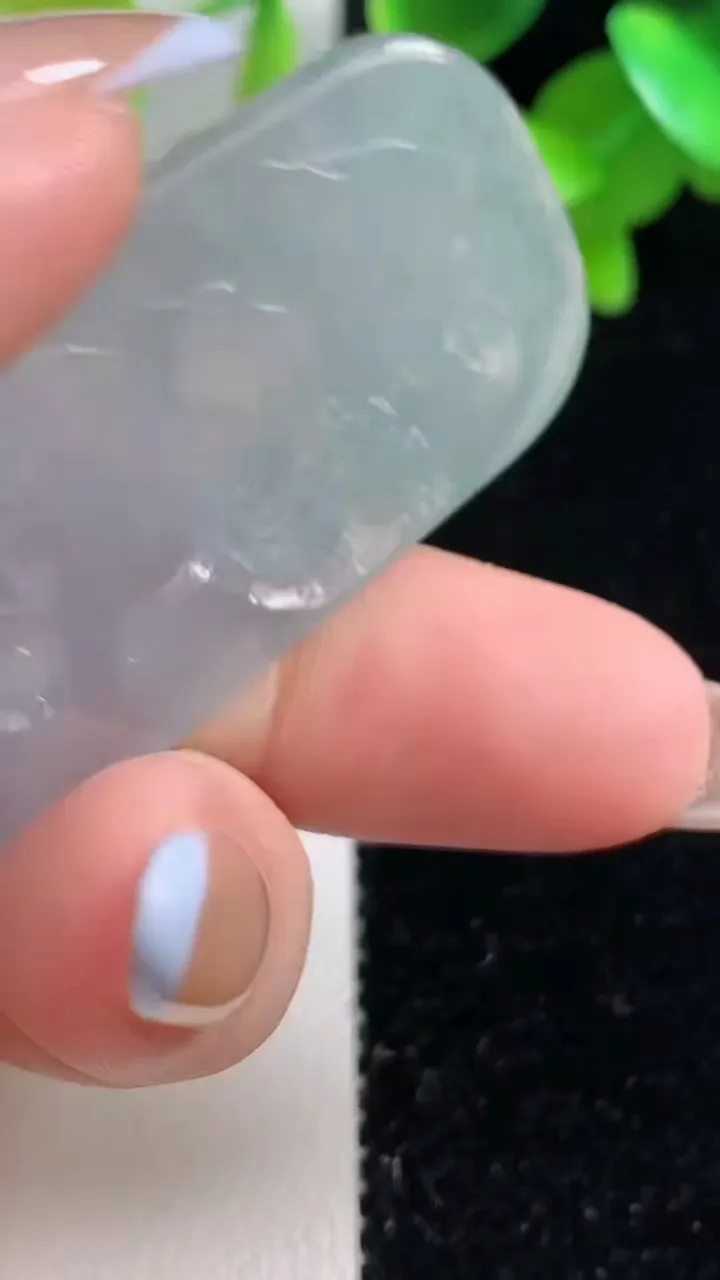 天然A货翡翠冰种春带彩 紫罗兰山水牌吊坠，尺寸58.2-23.7-6.3，重量:22.05g
10月30日