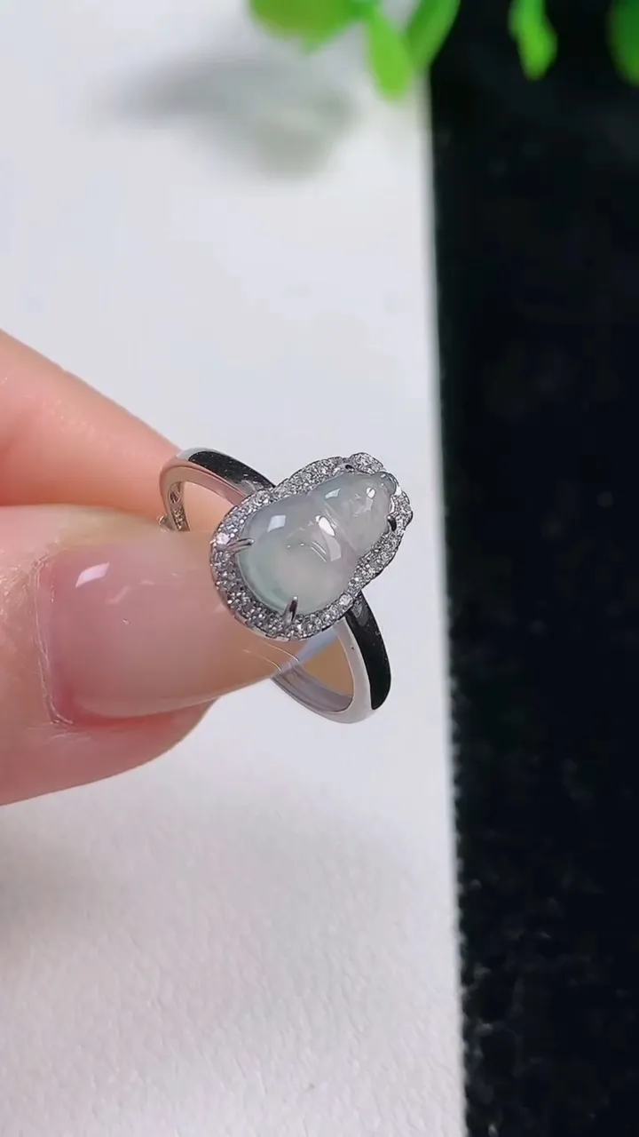 天然A货翡翠种飘花葫芦戒指，尺寸9.7-6.2，重量:1.74g2025年10月30日
工厂直销收藏