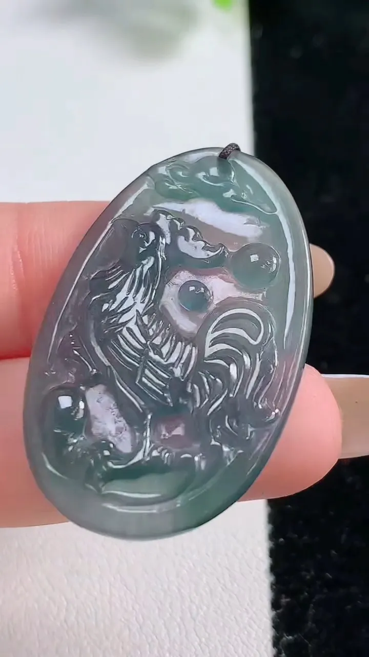 天然A货翡翠生肖鸡吊坠，尺寸38.3-24.4-2.9，重量:5.73g
10月30日