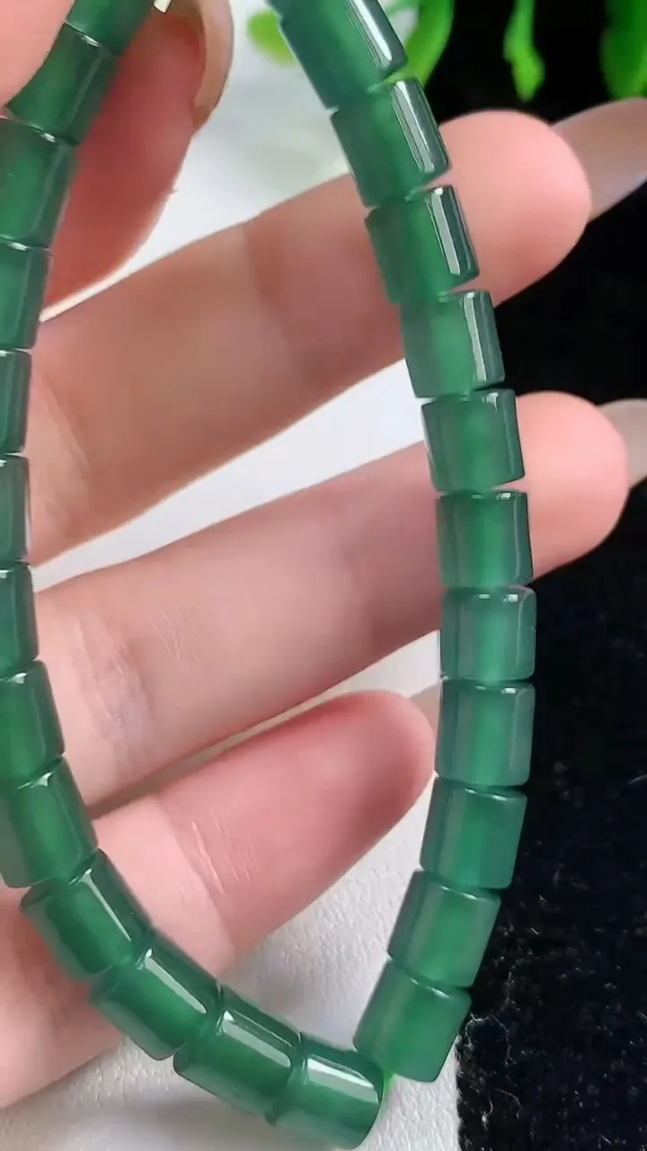 天然A货翡翠种蓝水路路通手串，尺寸6.7-6.9-26颗，重量:20.11g10月30日
工厂直销收藏佳品,种好水足，色泽均匀，有种有色，上手高大气！