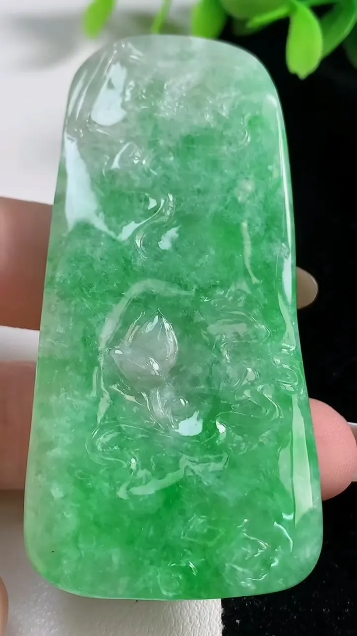 天然A货翡翠大势至观音菩萨吊坠，尺寸72-34-12，重:60.49g
10月30日